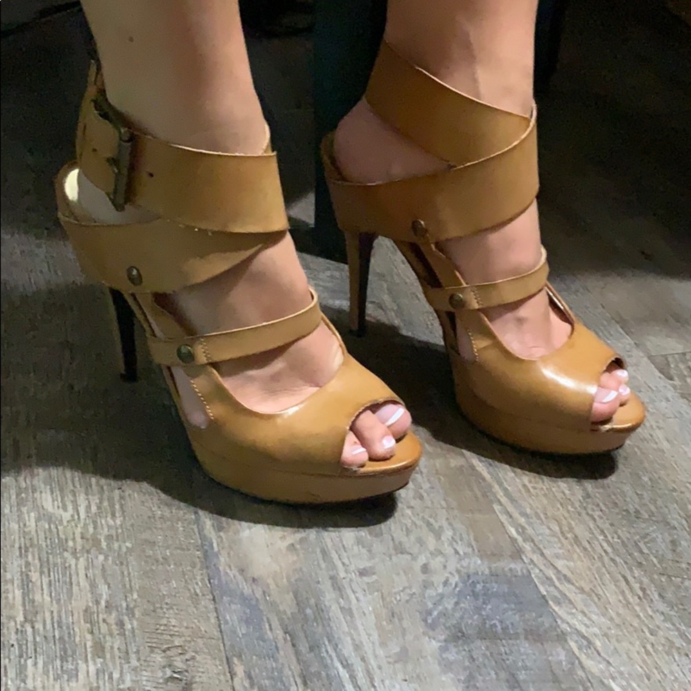 Vera Wang leather heels